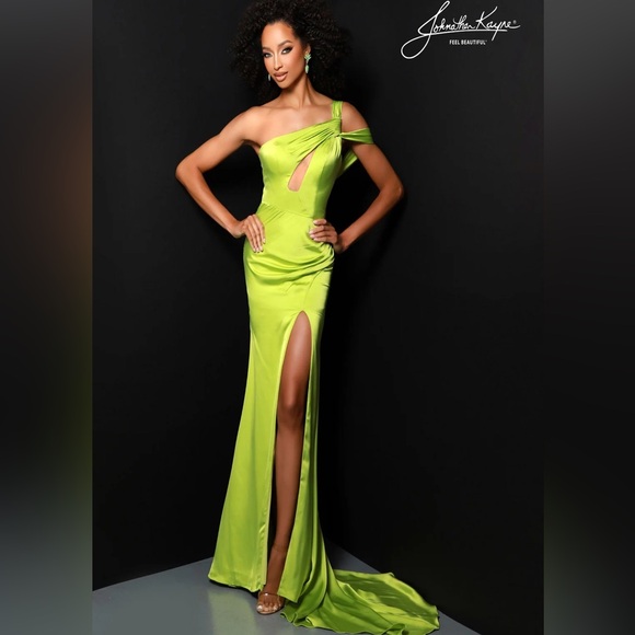 Elegant Chartreuse Green One-Shoulder Dress - Picture 1 of 2
